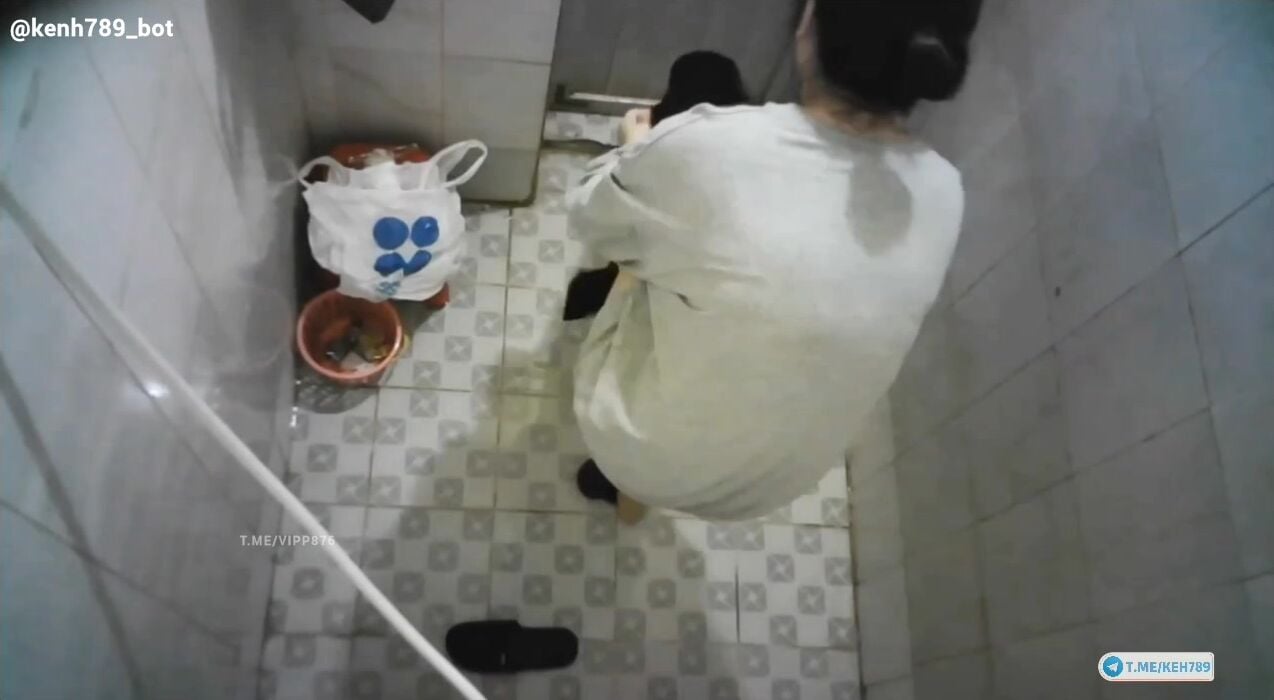Đặt cam quay lén trg nhà tắm quay lén nhỏ em họ mới lớn cực xinh,cặp vú mũm mĩm quá